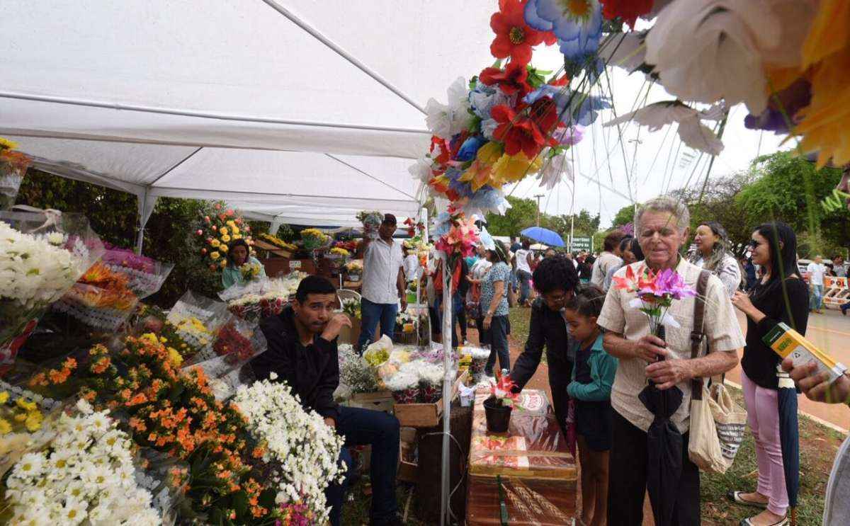 Coroas de flores estão entre os produtos mais vendidos, podendo custar até R$ 50 no Dia de Finados