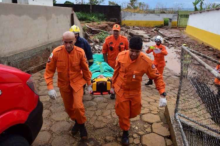 Na tentativa de tirar a água da residência, a vítima foi surpreendida com a queda do muro