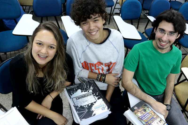 Giovana Rodrigues, Iago Alvino e Bruno Guedes se ancoram em músicas, filmes e jogos on-line para praticar o inglês