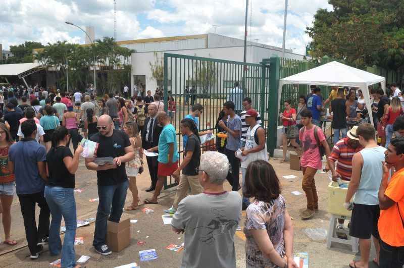 Alunos chegam para fazer prova do Enem