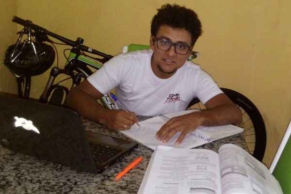 Eriky Peixoto quer uma vaga em serviços operacionais