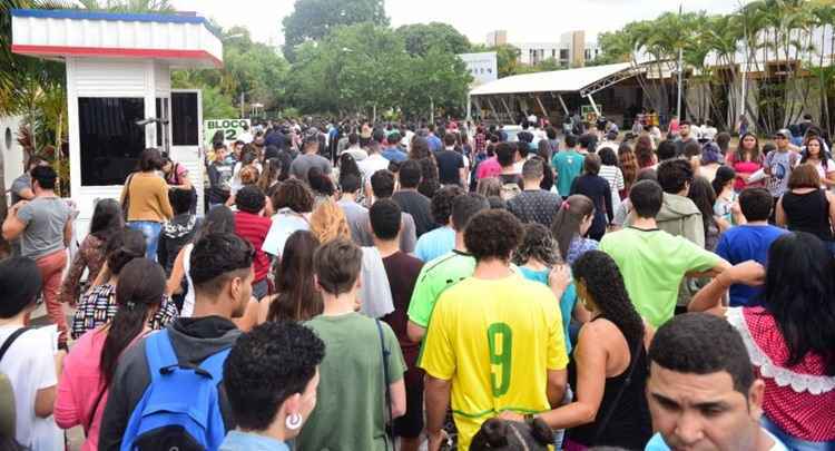 O primeiro dia de provas teve a participação de 4,3 milhões de estudantes: muitos desistem do segundo dia de exames após conferir o gabarito extraoficial