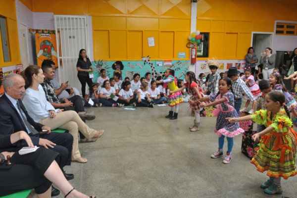 Com música e dança típica, alunos da Escola Classe Granja do Torto receberam o cônsul Youcef Chikhi da Embaixada da Argélia