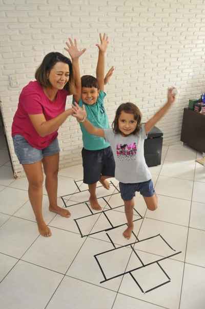 Jogos infantis tradicionais, Brincadeiras para toda a família jogar e se  divertir