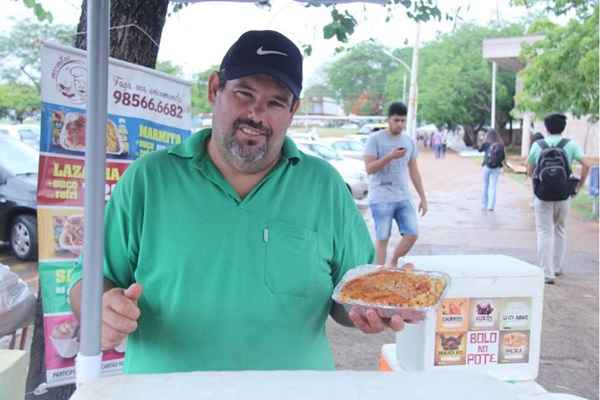 Parmegiana de frango é o prato mais popular. Além de alunos, pessoas de fora da universidade procuram a comida dele diariamente