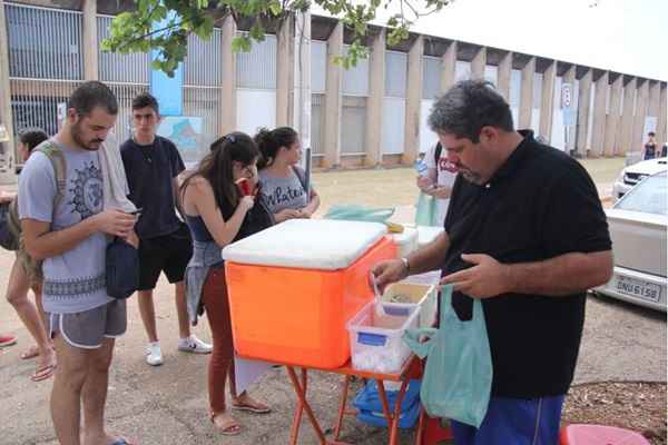 Parmegiana de frango é o prato mais popular. Além de alunos, pessoas de fora da universidade procuram a comida dele diariamente