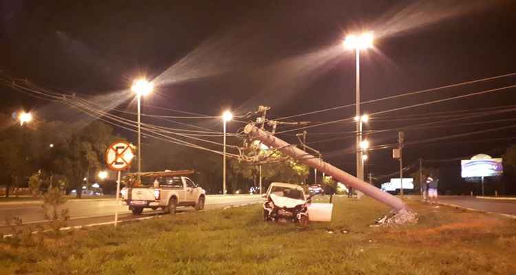 Colisão aconteceu por volta de 1h. O motorista se recusou a ser levado ao hospital