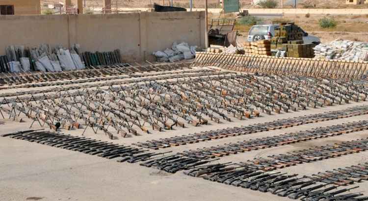 Foto mostra as armas apreendidas pelas forças do governo sírio durante uma operação militar contra os jihadistas do grupo Estado Islâmico na cidade de Deir Ezzor