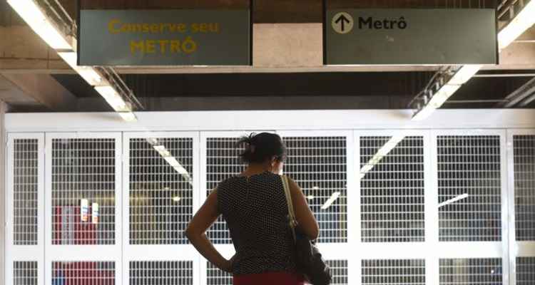 Passageiros encontram portas fechadas nas estações. Não há previsão de reabertura