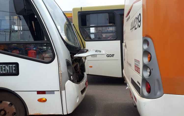 A colisão entre os coletivos impactou o trânsito na Avenida Hélio Prates