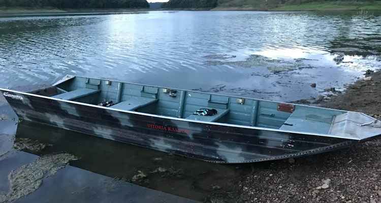 Barco colide contra árvore no Rio Descoberto e piloto desaparece. Outra vitima estaria na embarcação, no entanto bombeiros não confirmam