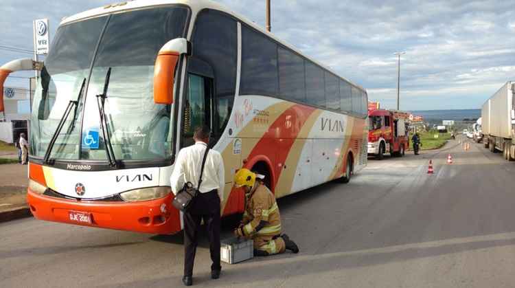 Apesar do transtorno, não houve vítimas e a fumaça não atingiu o interior do ônibus.