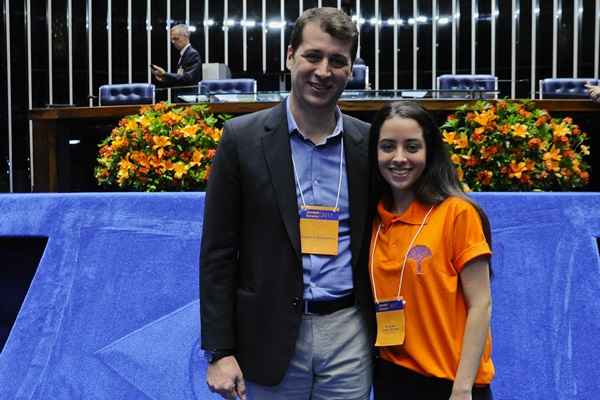 A estudante Bruna Neri Cardoso Brandão e o professor Rogério da Silva Pacheco