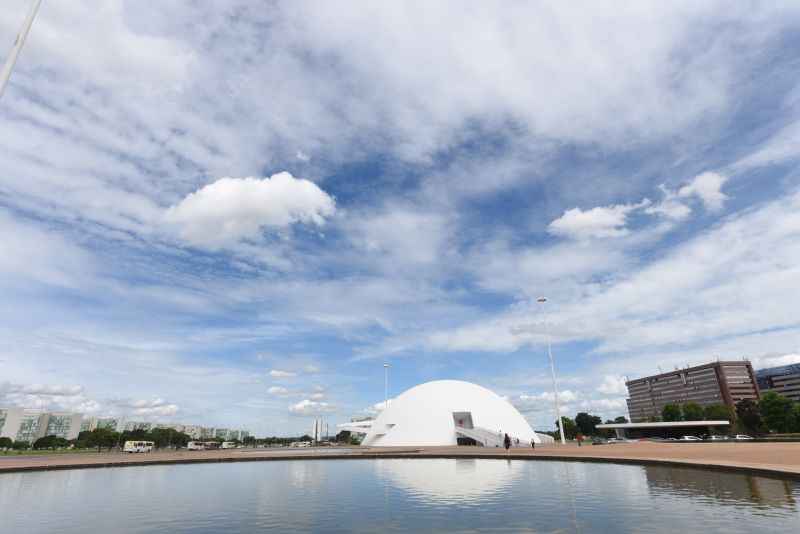 Céu de Brasília sobre o Museu Nacional, na Esplanada dos Ministérios