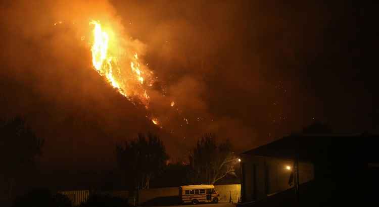 Além do fogo, a fumaça é extremamente perigosa à saúde dos moradores