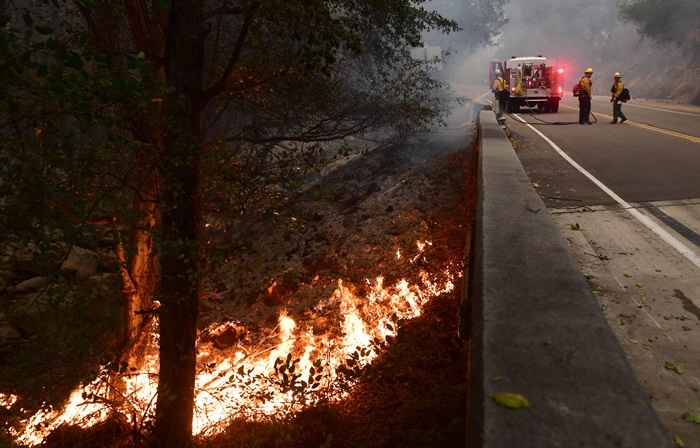 Cinco dias depois de terem abandonado suas casas, alguns californianos finalmente começaram a retornar para verificar o dano causado pelo fogo