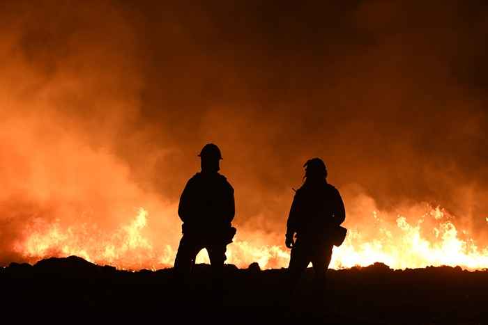 Cinco dias depois de terem abandonado suas casas, alguns californianos finalmente começaram a retornar para verificar o dano causado pelo fogo