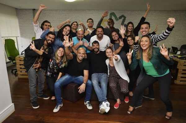 A equipe da agência 7 Pontos faz várias confraternizações no fim do ano. Uma das mais especiais é quando todos se juntam para fazer alguma ação social; ano passado, por exemplo, eles passaram um dia numa casa de idosos e, este ano, terão um show de talentos