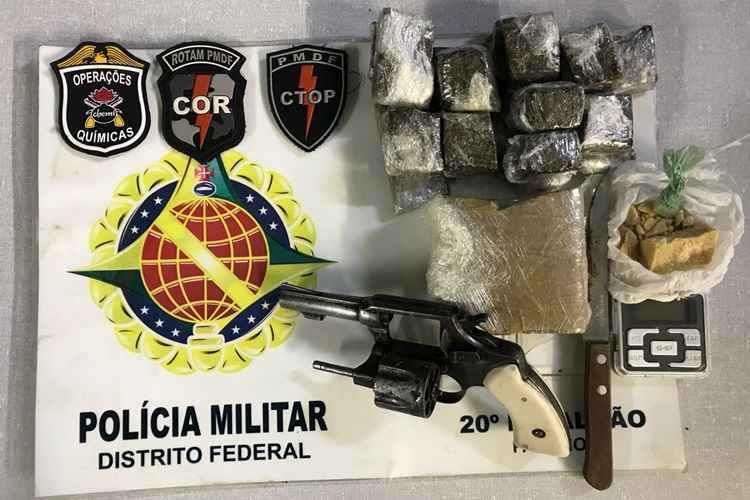 A PM apreendeu um revólver calibre .32, 19 porções de maconha e 50g de crack