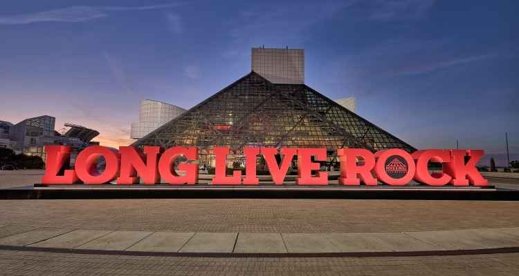 O Rock and Roll Hall of Fame fica em Cleveland, Ohio nos EUA