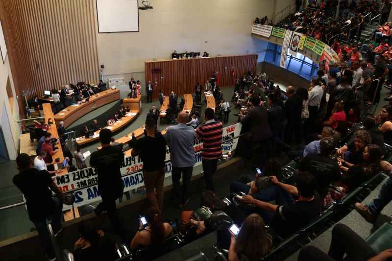 Plenário da Câmara Legislativa: distritais adiaram, ontem, pela segunda vez, a votação da Lei Orçamentária Anual (LOA) 2018