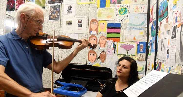 Com a professora Karla Oliveto: dedicação e agradecimento. 'Tenho uma dívida eterna com ela', destaca