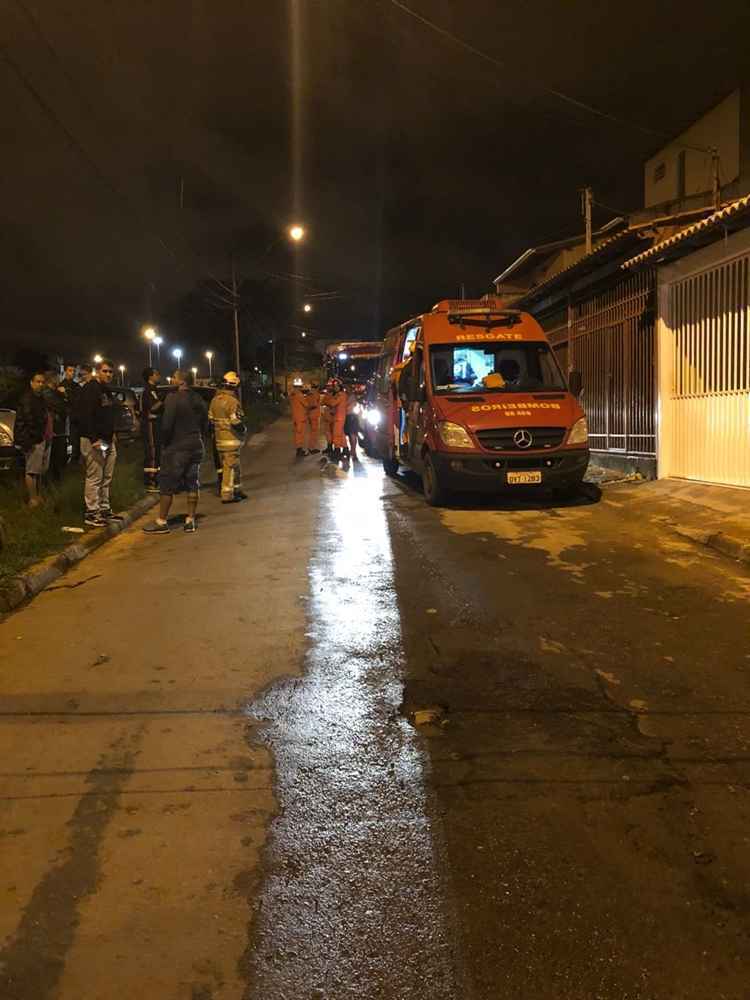 Viaturas do corpo de bombeiros e pessoas observando ocorrência em rua de Samambaia