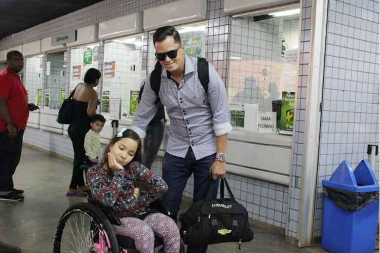 Fabrício Lopes e a filha Maria Fernanda enfrentaram dificuldades durante o período de paralisação do metrô: 