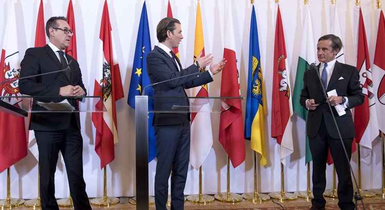 O novo chanceler austríaco Heinz-Christian Strache (L) apresentou o novo porta-voz do governo austríaco, Peter Launsky-Tieffenthal