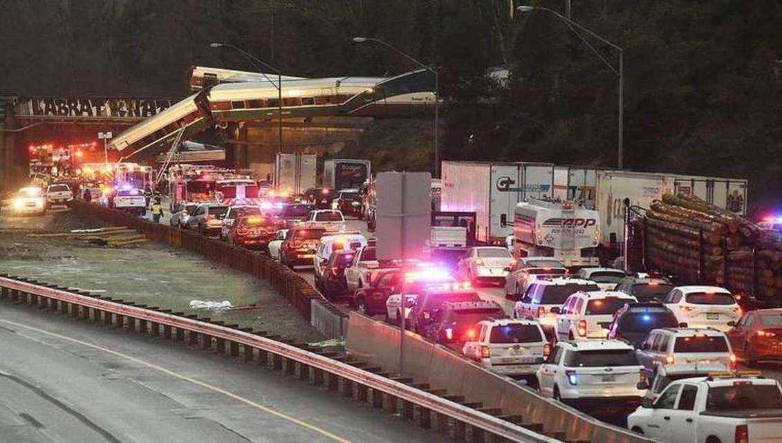 O descarrilamento aconteceu em DuPont, sul de Seattle, em uma curva que passa por cima de uma movimentada rodovia