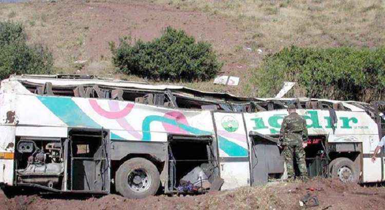 O ônibus turístico que levava os turistas saiu da estrada e deixou outros 20 feridos