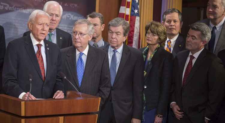 O presidente do Comitê de Finanças do Senado, Orrin Hatch após o voto do senado da lei de reforma tributária