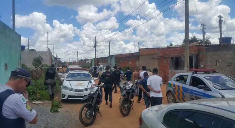 Nove suspeitos, entre eles dois adolescentes, foram encontrados em uma casa, horas depois do roubo