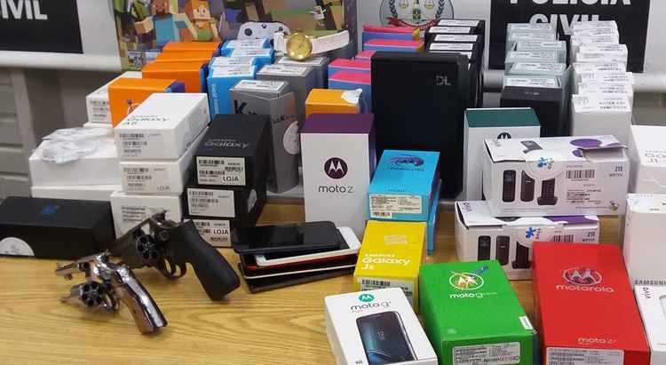 62 celulares da loja, de funcionários e de clientes foram recuperados. Duas armas e um carro roubado foram apreendidos