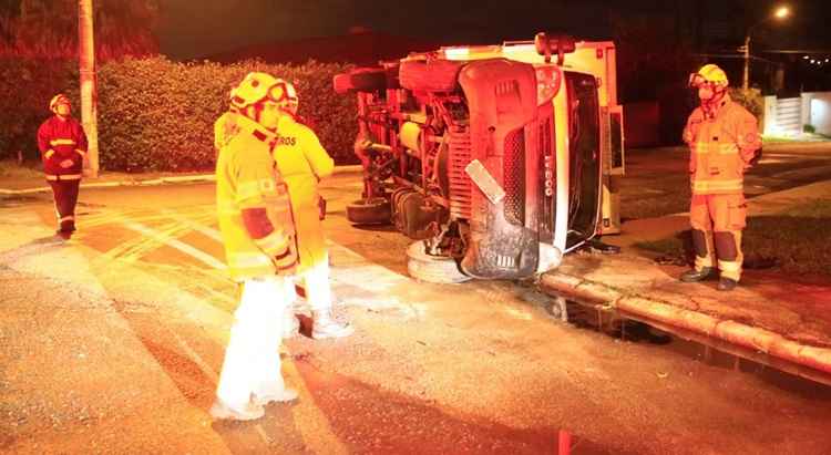 Os bombeiros prestaram os primeiro socorros às vítimas, que não tiveram ferimentos graves