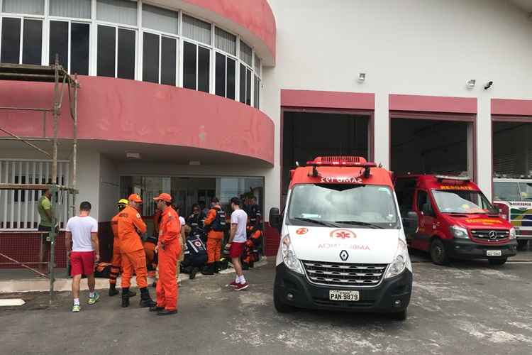 Equipes dos bombeiros e do Samu tentaram socorrer a criança