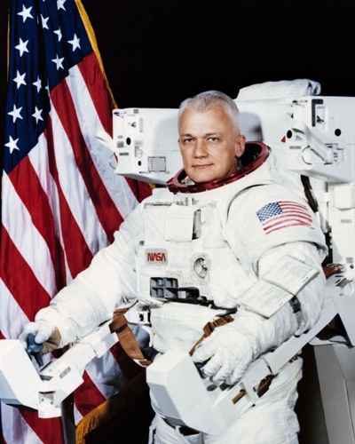 Bruce McCandless foi o primeiro astronauta a flutuar no espaço sideral, graças a um traje, equipado com propulsores, que lhe permitiram se mover no vácuo