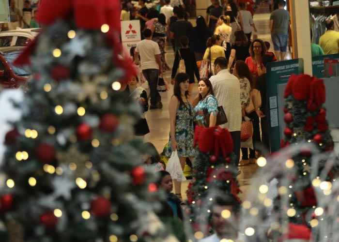 Consumidores fazem compras de natal no df