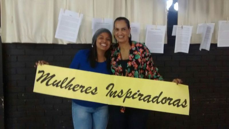 Aluna Camila Rodrigues (E) e a professora de sociologia  Ângela Rosário: parceria