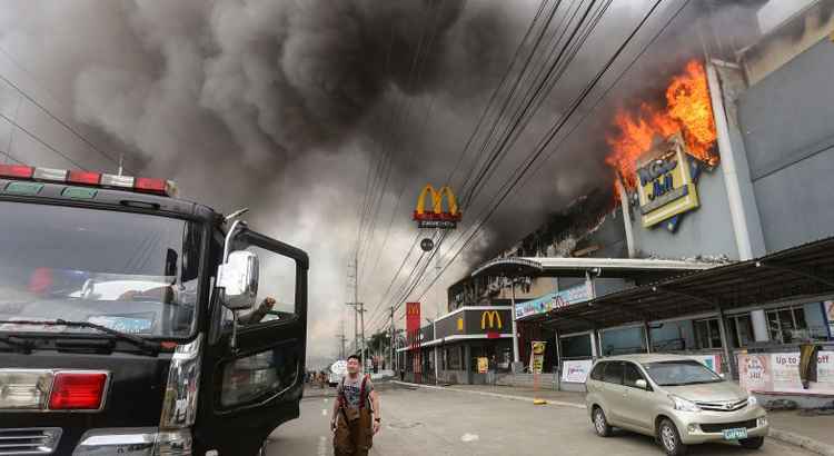 O fogo começou no centro comercial NCCC, de quatro andares, na manhã de sábado e várias pessoas ficaram presas no interior