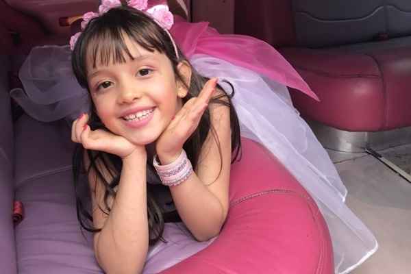 Giovanna comemorou seus 7 anos numa festa na limusine