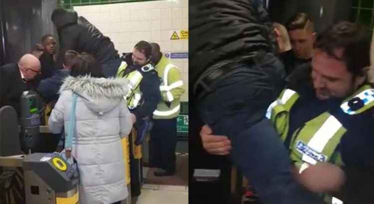 Por mais de um minuto o homem, segurado pelas pernas por um dos seguranças do metrô para não sentir muitas dores, foi socorrido até se libertar da catraca