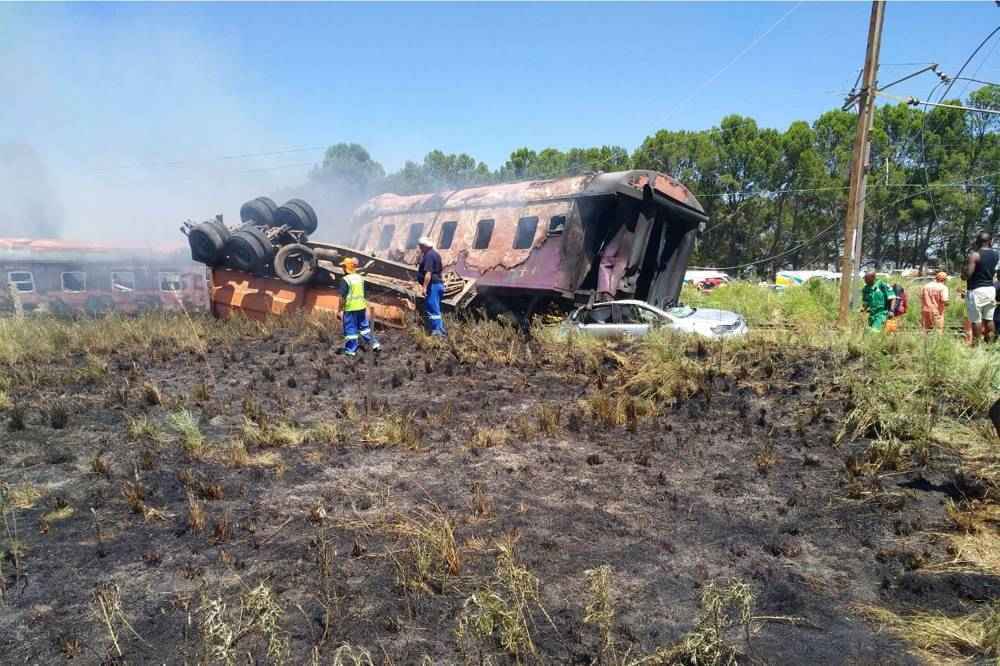 O trem descarrilou e se incendiou após colidir com o caminhão, em circunstâncias ainda não esclarecidas, perto da cidade de Kroonstad, no centro da África do Sul, cerca de 200 km da capital Joanesburgo