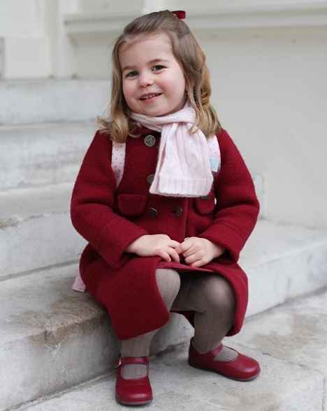 Aos 2 anos, Charlotte foi fotografada pela mãe Kate Middleton na entrada do Palácio Kensington, em Londres