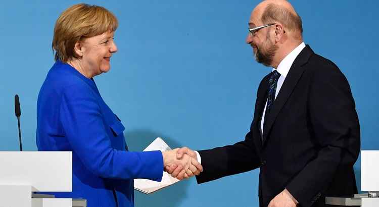 A chanceler alemã, Angela Merkel, aperta a mão do líder do partido social-democrata (SPD), Martin Schulz