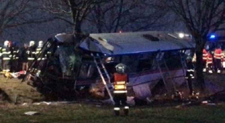 A colisão entre o ônibus e um carro matou o motorista e dois passageiros