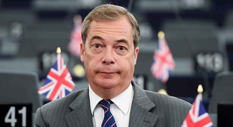 Uma dezena de eurodeputados britânicos do UKIP no total, entre eles Farage, são suspeitos de terem utilizado de maneira indevida centenas de milhares de euros para pagar seus assistentes parlamentares