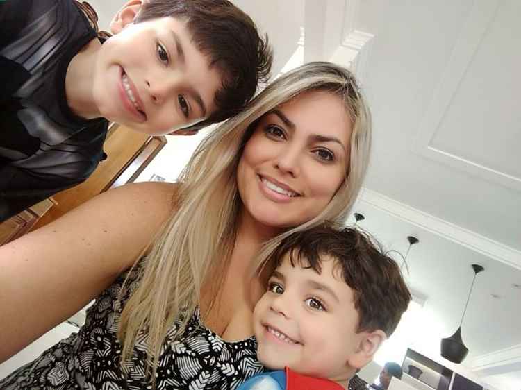 Luana Diniz baixa aplicativos educativos para os filhos, Miguel e Matheus: %u201CÉ um aprendizado de forma lúdica e cativante%u201D