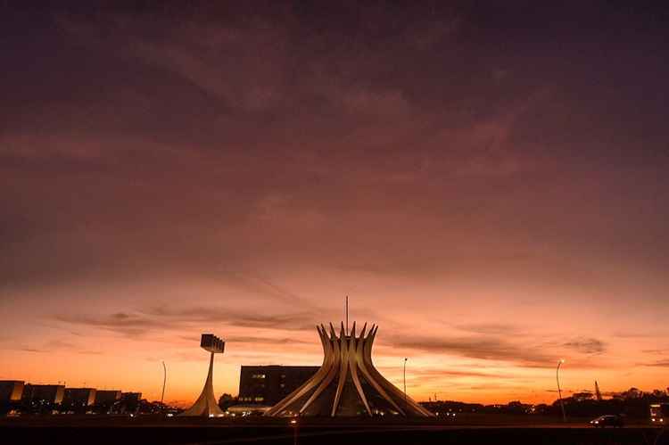 Amanhecer em Brasília: poucas nuvens e tempo frio. Tempo muda ao longo do dia