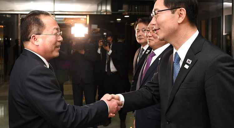 Odelegado chefe sul-coreano Chun Hae-Sung apertando a mão do delegado-chefe norte-coreano Jon Jong-Su após as negociações dos Jogos